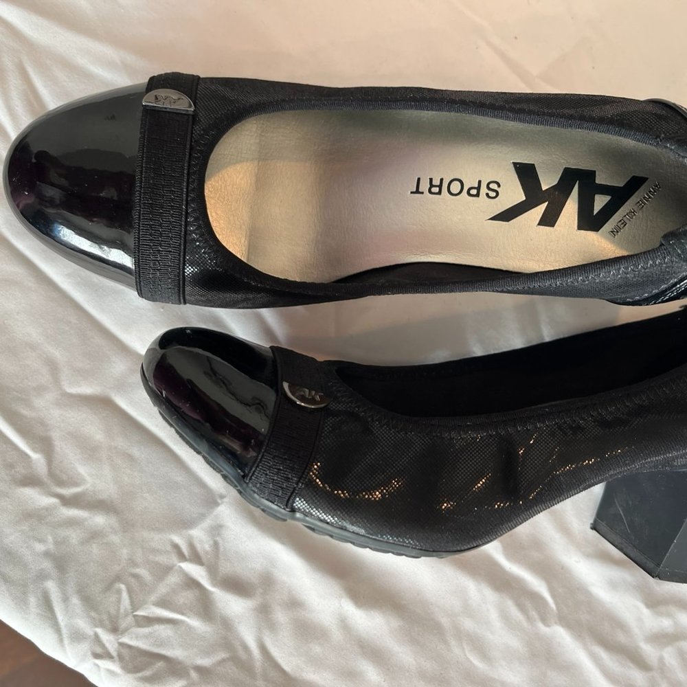 AK Sport Block Heel Pumps, black patent & black fabric sz 7